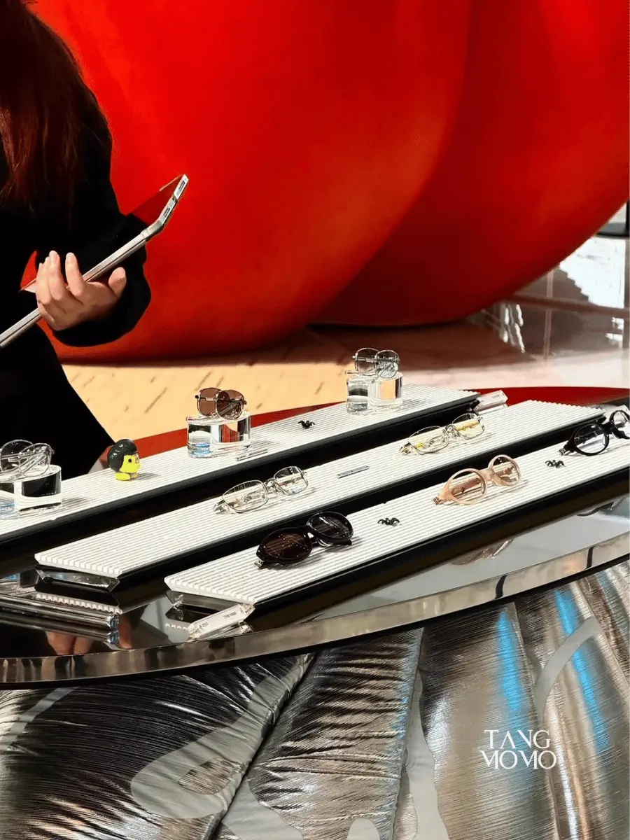 การตกแต่งอาร์ตอินstallation มะเขือเทศยักษ์และคาแรคเตอร์ Veggiemon