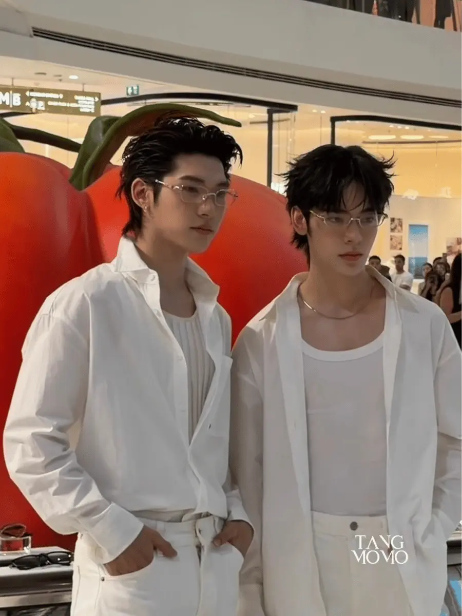 เซเลบริตี้และสื่อมวลชนเยี่ยมชมคอลเลกชันแว่นตาพับได้